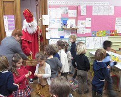 Saint Nicolas distribue des papillotes